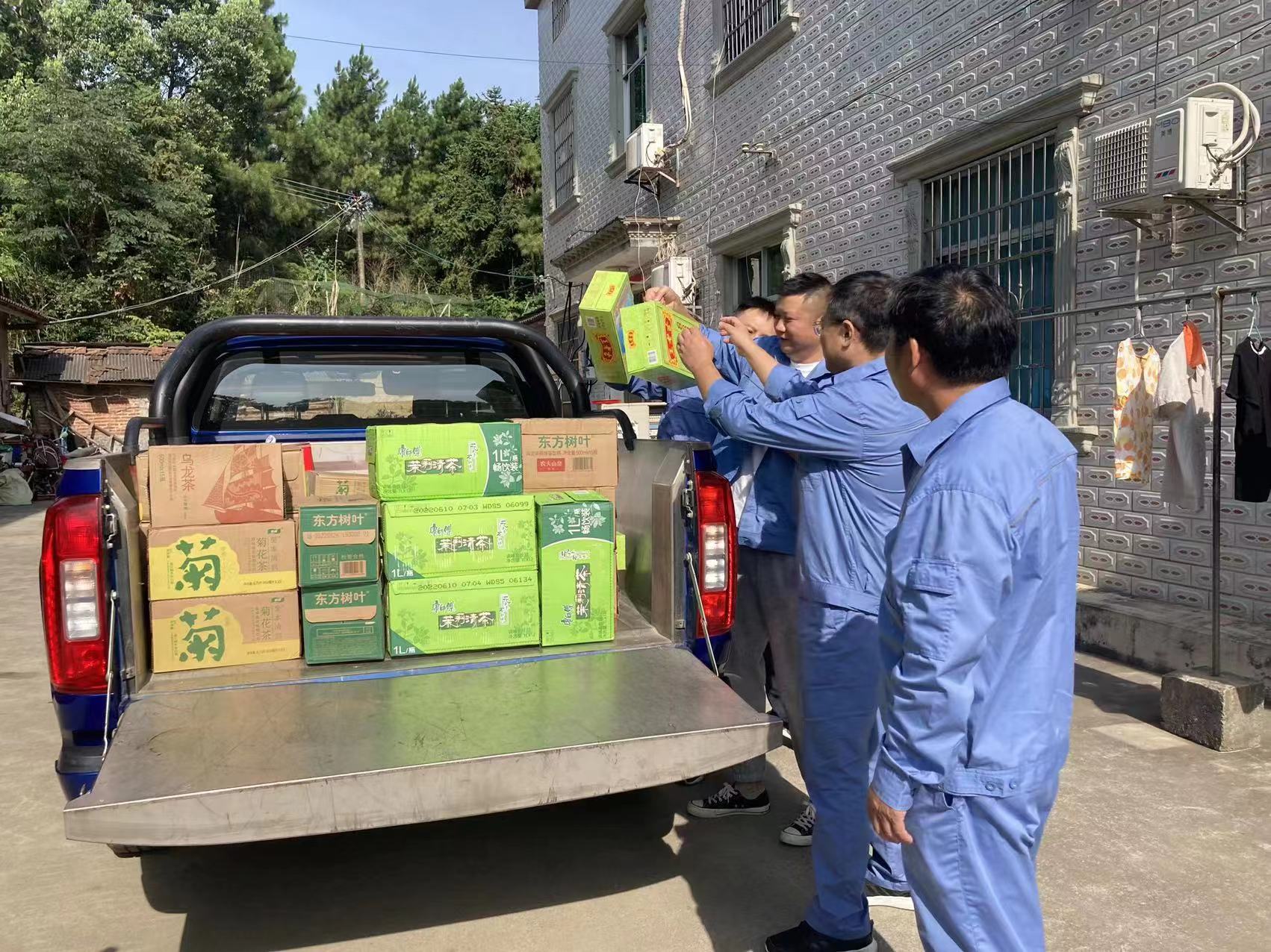 情系職工送清涼   高溫慰問暖人心